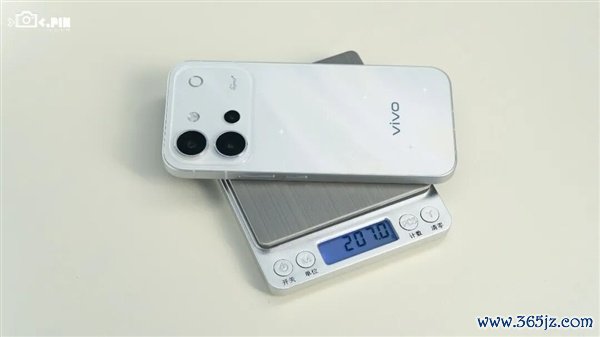 一个还在用24年中端芯的手机 是怎样把销量干到200多万的？